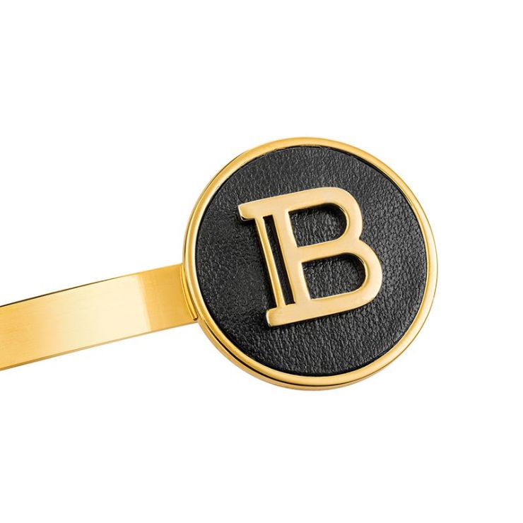 Met goud vergulde haarspeld met logo 